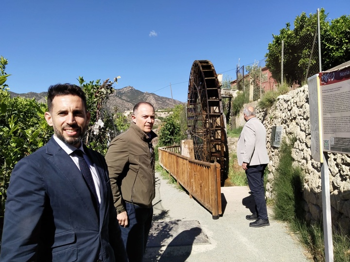 El director general de Patrimonio Cultural y el alcalde Abarán, con la noria de Candelón al fondo.