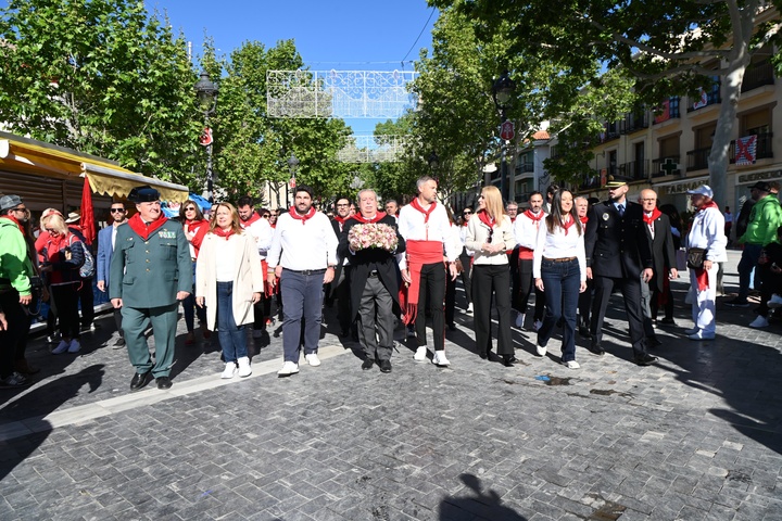 López Miras participa en el traslado de la tradicional 'Bandeja de Flores' hasta la iglesia de San José de Caravaca de la Cruz