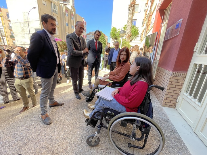 El consejero Víctor Marín, el concejal Álvaro Valdés, y el director del CIFP Carlos III de Cartagena conversan con alumnos del centro educativo.