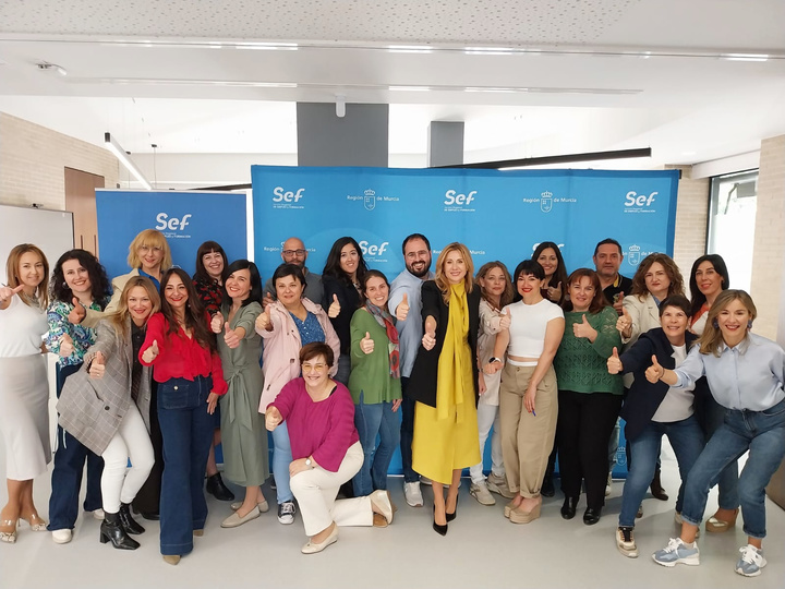 La directora general del SEF, Marisa López, junto al equipo de técnicos de 'Activo Empresa'.