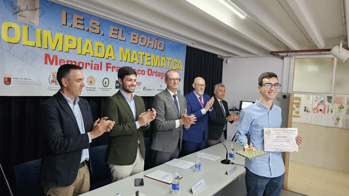 El consejero Víctor Marín, durante la entrega del premio de la XXXIV Olimpiada Matemática memorial 'Francisco Ortega' al ganador, Jaime Romero Peinado, del IES Alfonso X El Sabio (Murcia).