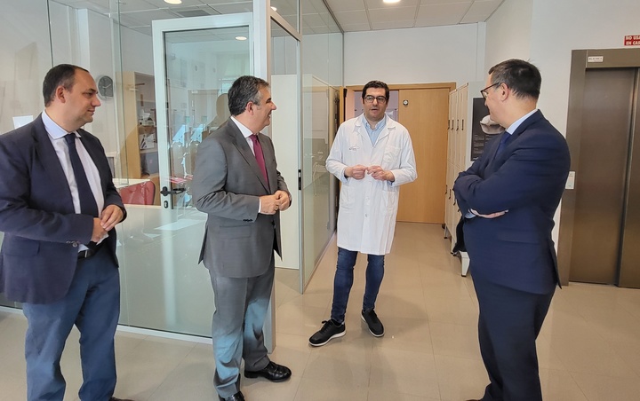 El consejero de Medio Ambiente, Universidades, Investigación y Mar Menor, Juan María Vázquez, durante la visita a un proyecto de investigación en la Región de Murcia.