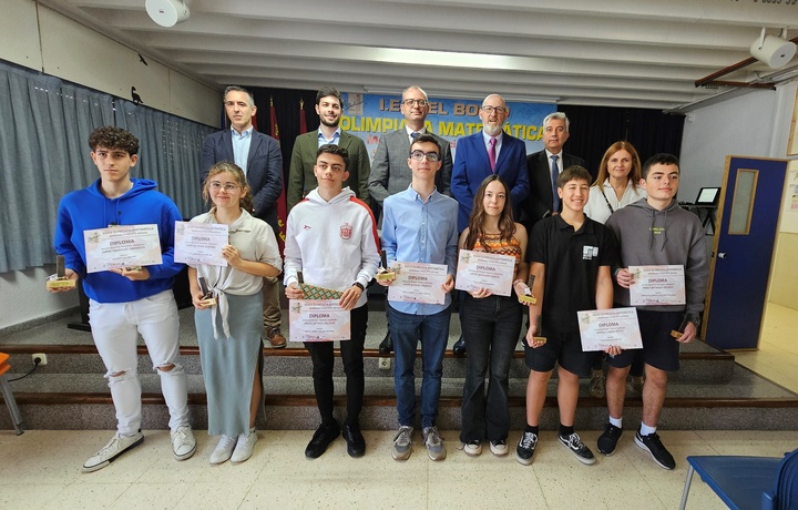 El consejero Víctor Marín durante la entrega del premio de la XXXIV Olimpiada Matemática memorial 'Francisco Ortega', junto a los ganadores.