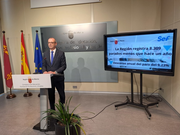 El consejero de Educación, Formación Profesional y Empleo, Víctor Marín, presentó los datos del paro del mes de abril.
