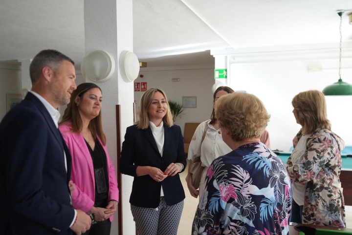 La consejera de Política Social, Familias e Igualdad, Conchita Ruiz, durante su visita a las instalaciones donde se ecuentra trabajando el nuevo equipo de valoración de discapacidad