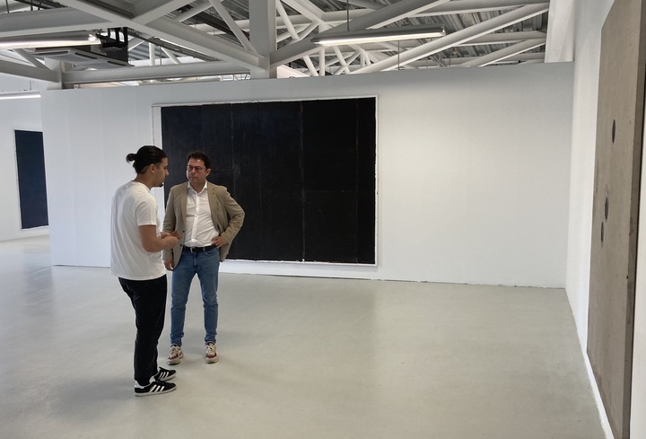 Imagen de la visita del director general del instituto de las Industrias Cultuales y las Artes, Manuel Cebrián, a la exposición 'Un silencio marrón' de Manuel M. Romero