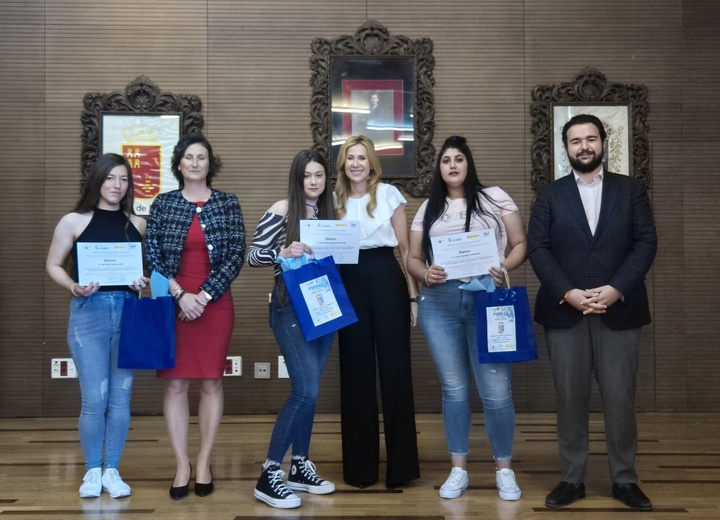 La directora general del SEF, Marisa López Aragón, y el alcalde de La Unión, Joaquín Zapata, junto con los participantes del programa mixto de empleo y formación de limpieza y mantenimiento urbano(2).