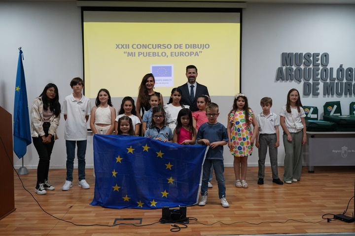 La secretaria general de la Consejería de Presidencia, Portavocía y Acción Exterior, María Caballero, y el director general de Unión Europea, Adrián Zittelli, junto a los ganadores del concurso.