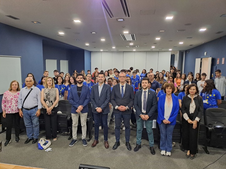 Un centenar de alumnos de cinco centros educativos participan en el debate de 'Escuelas Embajadoras'