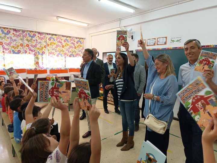 La consejera Sara Rubira junto al alcalde de Lorca, Fulgencio Gil, en la presentación del comic sobre ganadería que se distribuirá entre escolares de Lorca