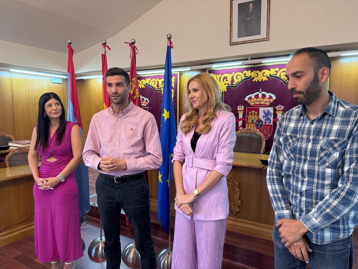 La directora general del SEF, Marisa López Aragón, y el alcalde de Alguazas, José Gabriel García, junto con los participantes de los programas mixtos de empleo y formación que se han clausurado hoy en el municipio (2).