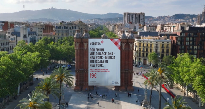 La Región lanza con Volotea una acción de publicidad exterior que une realidad e imagen digital para promocionar los vuelos directos con Barcelona