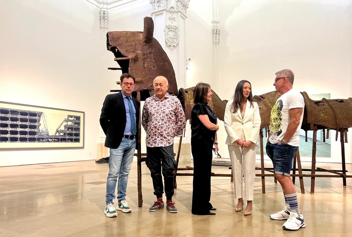 Imagen de la visita de la consejera de Turismo, Cultura, Juventud y Deportes, Carmen Conesa, a la exposición 'Un cuarto cálido (Toma estas paredes por piel). Colección Avelino Marín' en la Sala Verónicas