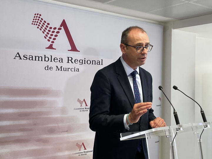 El consejero de Educación, Formación Profesional y Empleo, Víctor Marín, durante su comparecencia en sesión plenaria de la Asamblea Regional.