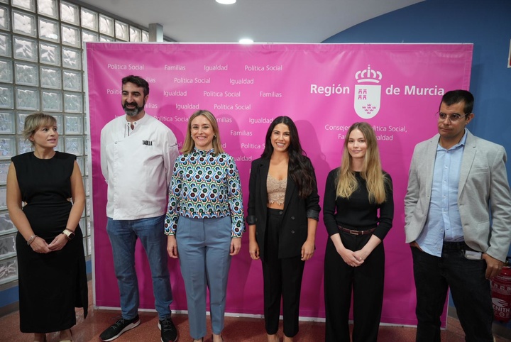 La consejera de Política Social, Familias, e Igualdad, Conchita Ruiz, junto a parte del equipo participante en la campaña de 'Atrévete a ser su f...