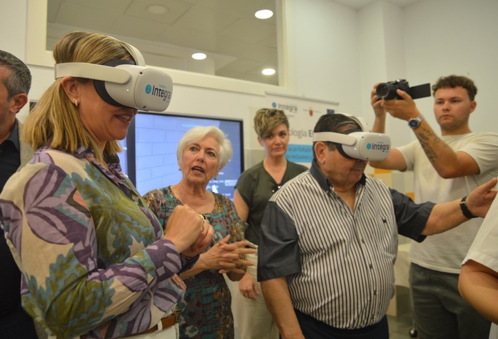 La consejera de Política Social, Familias e Igualdad, Conchita Ruiz, durante el acto de entrega de las primeras gafas virtuales a Afade, Poncemar y Airemar (1)