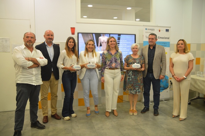 La consejera de Política Social, Familias e Igualdad, Conchita Ruiz, durante el acto de entrega de las primeras gafas virtuales a Afade, Poncemar y Airemar (2)