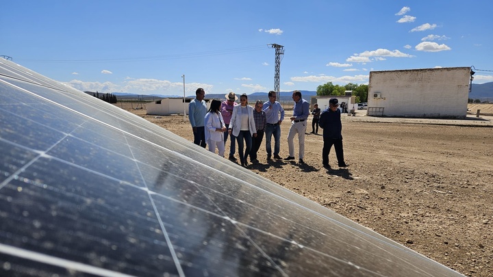 Imagen de la consejera Sara Rubira en la visita a la instalación fotovoltaica de la Comunidad de Regantes Pozo de Santiago de Yecla