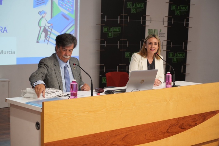 Primera sesión formativa de la Escuela de Familias de Política Social con la conferencia del psicólogo Javier Urra