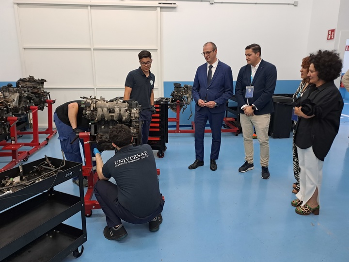 El consejero de Educación visita las instalaciones de Universae