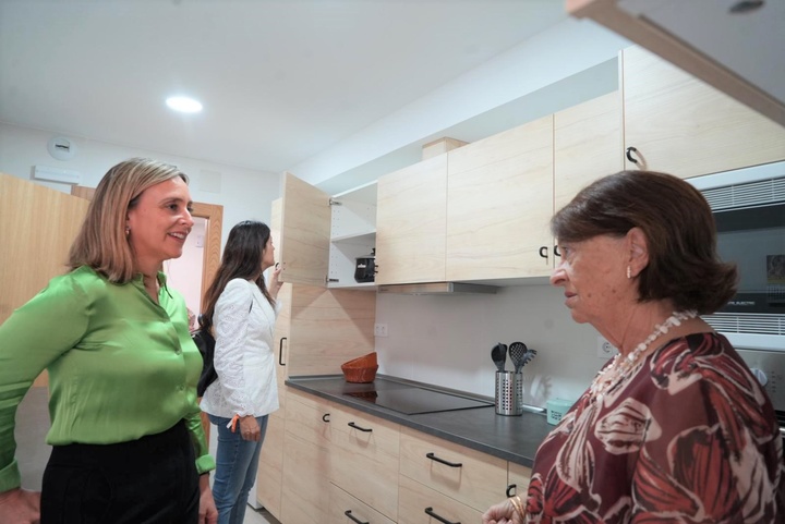La consejera de Política Social, Familias e Igualdad, Conchita Ruiz, durante su visita a la nueva vivienda tutelada de la Asociación de Salud Mental, Afes