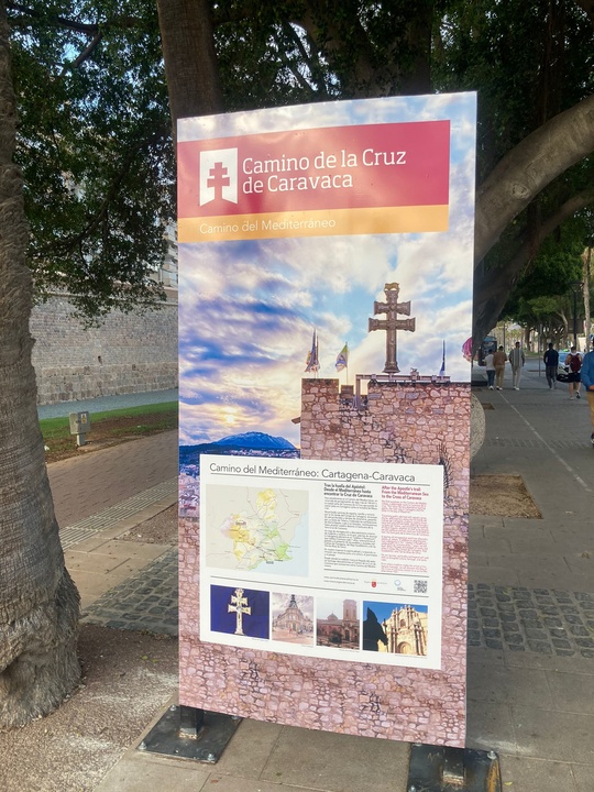 Uno de los carteles informativos instalados en el inicio del camino a Caravaca de la Cruz desde Cartagena.