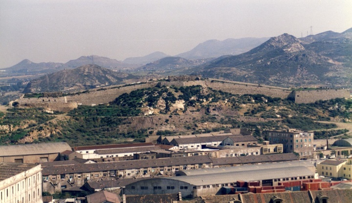 Una vista general del Castillo de los Moros y el promontorio donde se alza.