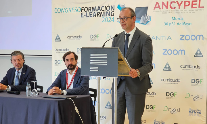 El consejero de Educación, Formación Profesional y Empleo, Víctor Marín, en la clausura el Congreso de Formación E-Learning 2024 organizado por la...