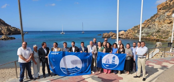 Autoridades asistentes al acto de entrega de las banderas azules.