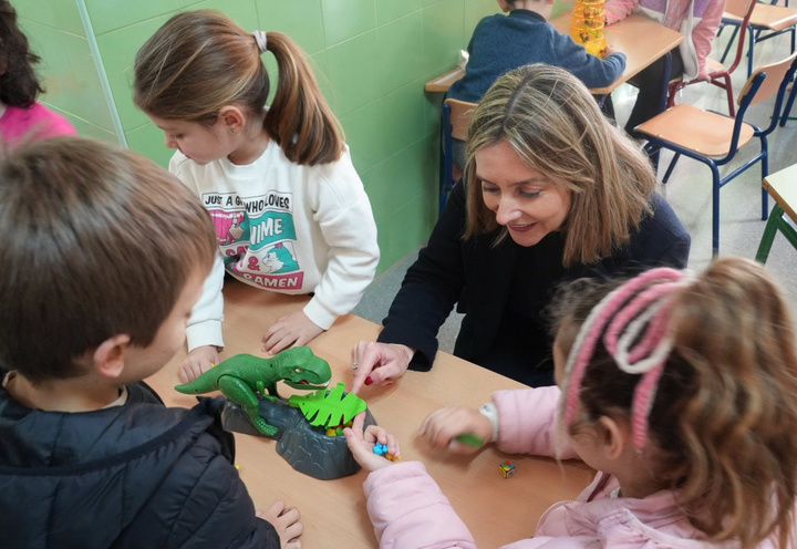 Imagen de archivo de la consejera de Política Social, Familias e Igualdad, Conchita Ruiz, durante su visita a un aula matinal de San Javier.