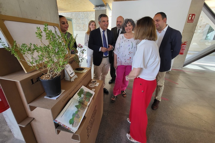 El consejero de Medio Ambiente, Universidades, Investigación y Mar Menor, Juan María Vázquez, junto con la rectora de la Universidad Politécnica ...