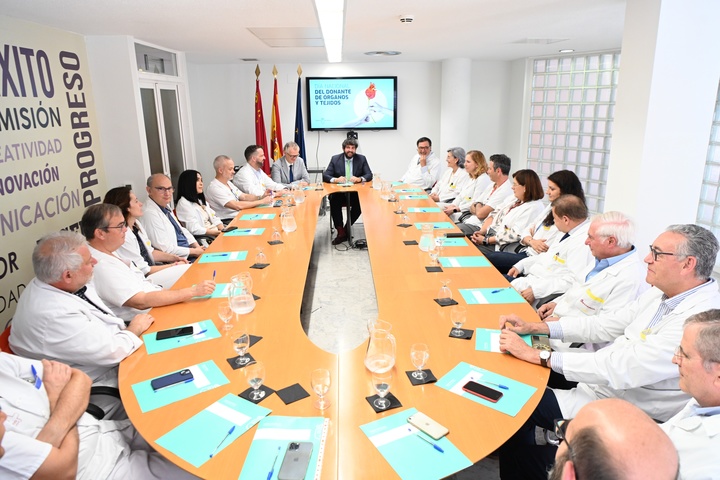 López Miras se reúne con el equipo de profesionales implicados en la donación y trasplante de órganos (2)