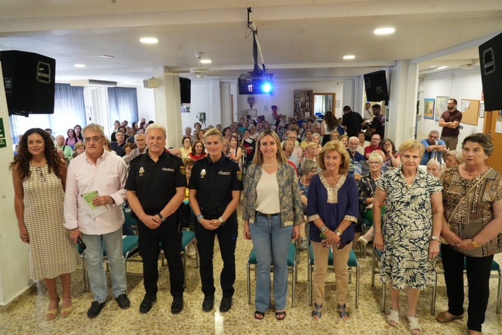 La consejera de Política Social, Familias e Igualdad, Conchita Ruiz, durante la charla de seguridad impartida por la Jefatura Superior de Policía a los mayores del centro social Murcia II