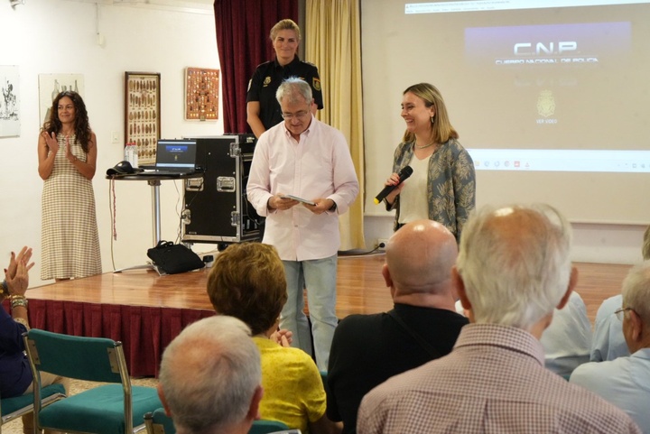 La consejera de Política Social, Familias e Igualdad, Conchita Ruiz, durante la charla de seguridad impartida por la Jefatura Superior de Policía a los mayores del centro social Murcia II (1)