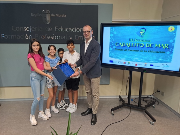El consejero de Educación recibe el premio Caballito de Mar que concede el colegio Félix Rodríguez de la Fuente de Los Nietos