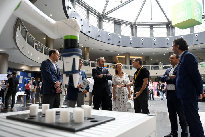 El director del Info, Joaquín Gómez, en la inauguración de 'Robótika 4.0'