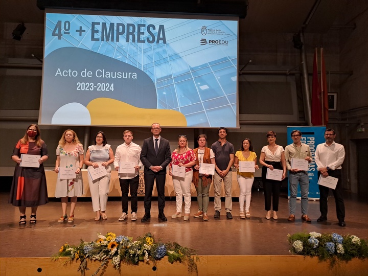 El consejero de Educación, Formación Profesional y Empleo, Víctor Marín, entrega los diplomas a las empresas que han participado en el programa '4º + Empresa'.