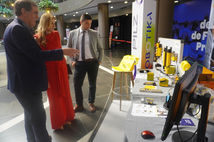 La directora general del SEF, Marisa López, y el director general de FP, Enseñanzas de Régimen Especial y Educación Permanente, Luis Quiñonero, participan en Feria Robótika 2024.