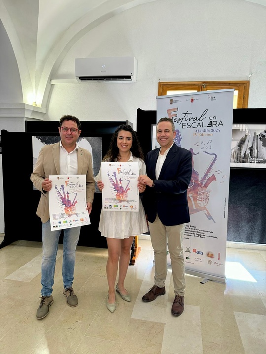 Imagen del director general del Instituto de las Industrias Culturales y las Artes, Manuel Cebrián, el alcalde de Abanilla, Jose Antonio Blasco, y la directora artística del Festival en Escalera, Celia Torá