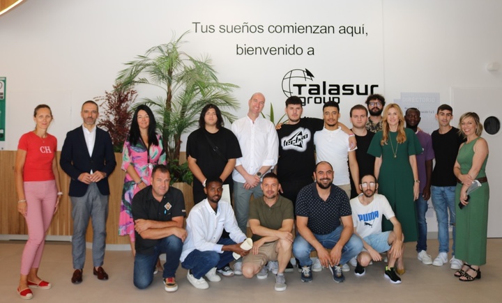 La directora general del SEF, Marisa López Aragón, junto al director de CETEM, José Francisco Puche, y la responsable de Formación del Grupo Talasur, Silvia Esteban, junto con los alumnos que han recibido los diplomas que les acredita para trabajar en distintas áreas del sector de la madera y el mueble.