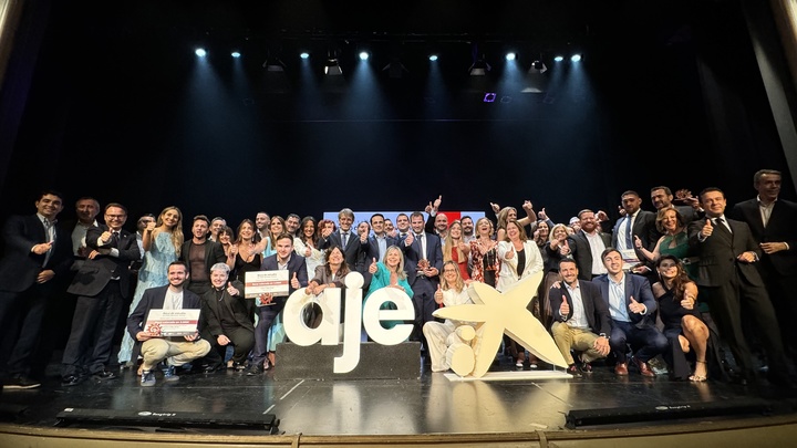 El consejero de Empresa destaca a la Región como "lugar idóneo para el emprendimiento" en la noche del 25 premio Caixabank Jóvenes Empresarios 'Héroes'