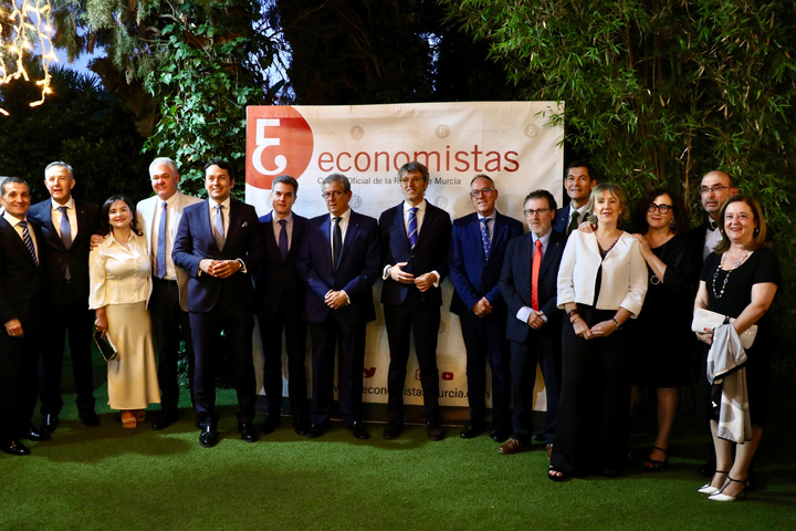 El Gobierno regional destaca el potencial de la industria alimentaria en la gala anual del Colegio de Economistas