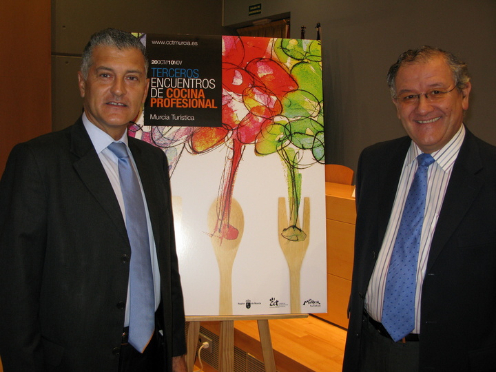 El director general de Promoción Turística,  Ángel Campos Gil, y el director del CCT, Jesús Galindo, en la presentación.