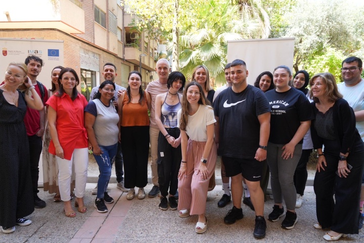 La consejera de Política Social, Familias e Igualdad, Conchita Ruiz, durante su visita al taller de competencias digitales dentro del programa 'Labor E-Job' (1)