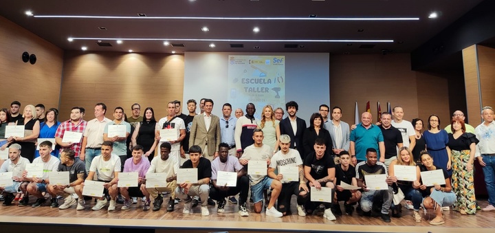 La directora general del SEF, Marisa López Aragón, y el alcalde de Molina de Segura, José Ángel Alfonso, junto con los alumnos que recibieron los diplomas tras completar los programas mixtos de empleo y formación.
