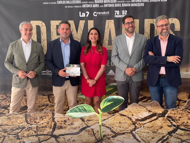 Imagen de la consejera Sara Rubira en la presentación del Documental Drylands, junto al director del mismo, Ramón Monedero, el director general de La7, Antonio Peñarrubia, y los productores del documental, Antonio Abril y Joaquín Vera, de la productora Verabril