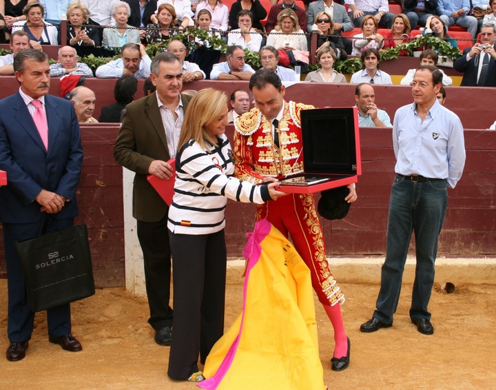El Gobierno regional reconoce con un placa la trayectoria profesional de Pepín Liria en su despedida de los ruedos