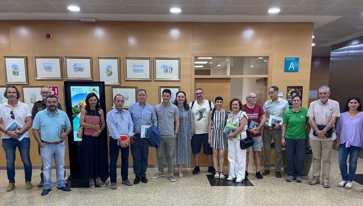 La secretaria autonómica de Energía, Sostenibilidad y Acción Climática, María Cruz Ferreira, con los integrantes de la junta rectora Parque Regional de El Valle y Carrascoy.