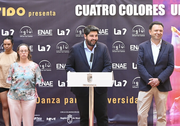 El presidente de la Comunidad durante la presentación de la XXII Muestra de Danza para la Diversidad de Assido