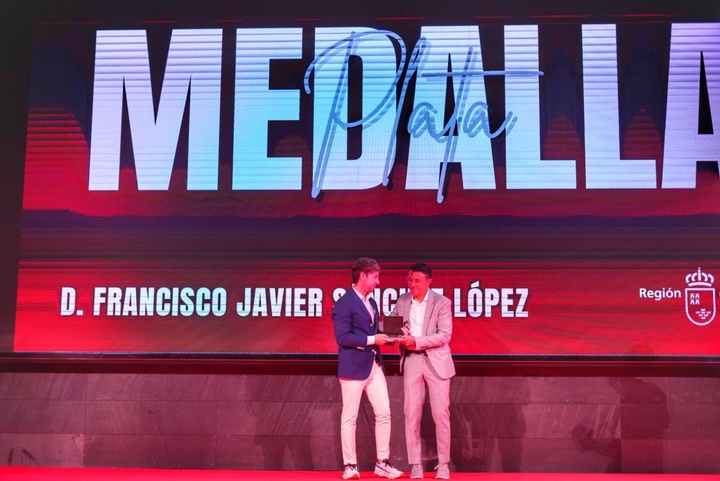 La Federación Española de Triatlón concede la distinción de plata al director general de Deportes de la Región de Murcia
